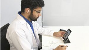 Doctor using mobile for online consultation - Dofody
